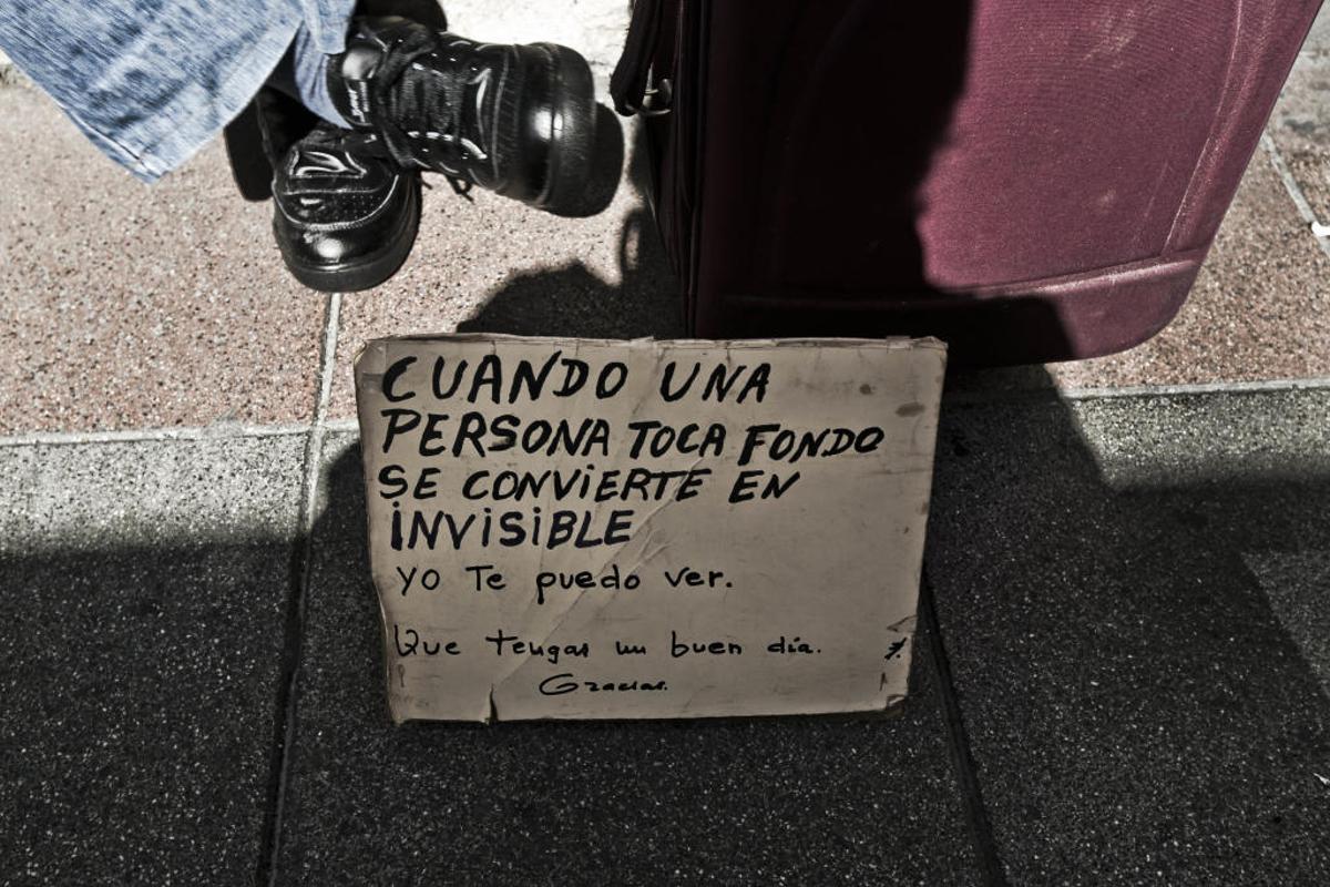 Una persona sin hogar pide en la calle.