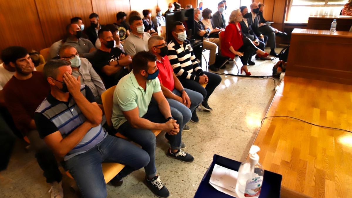 Numerosos acusados, este lunes en la sala de vistas del Palacio de Justicia.