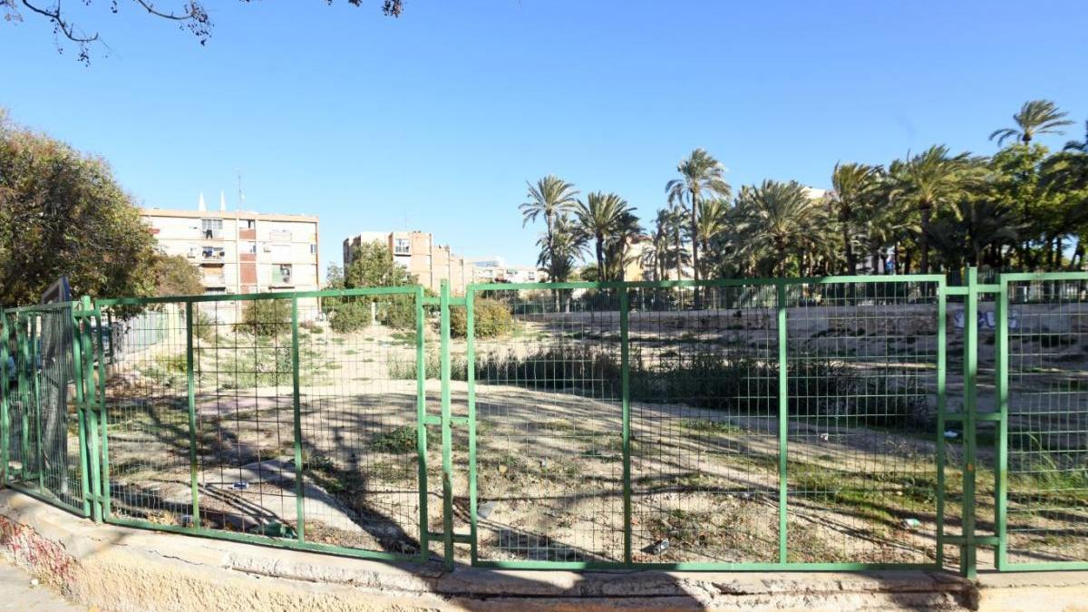 Solar donde estaba la escuela infantil y ahora se harán las torres.