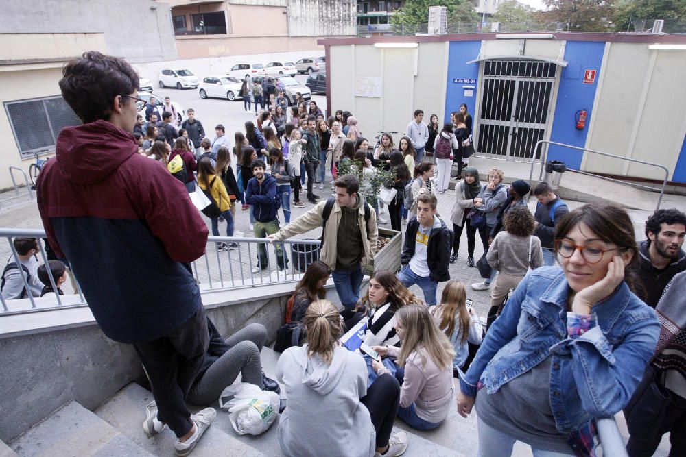 Piquets impedeixen l'accés dels alumnes a la UdG