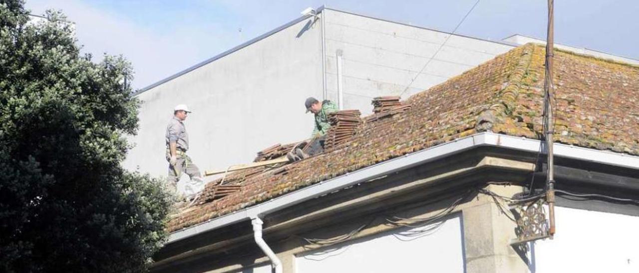 Una reparación del tejado de la Praza da Peixería en diciembre de 2014. // Noé Parga
