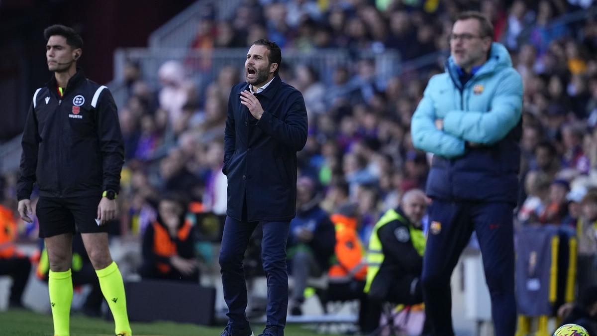 Rubén Baraja reacciona a una jugada durante el partido de ayer en el Camp Nou.  | EFE/ALEJANDRO GARCÍA