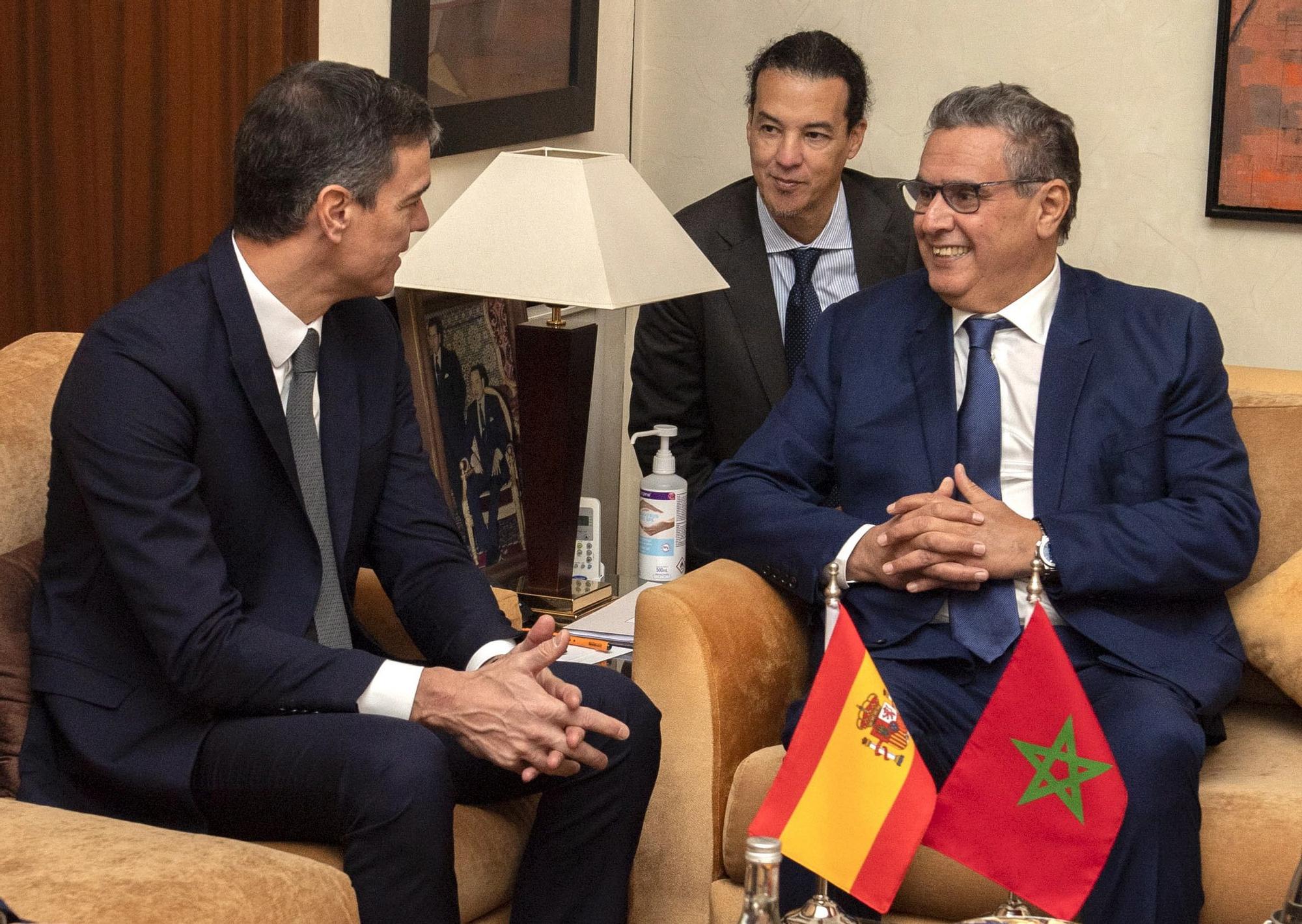 Pedro Sánchez junto al primer ministro marroquí, Aziz Akhannouch, en Rabat.