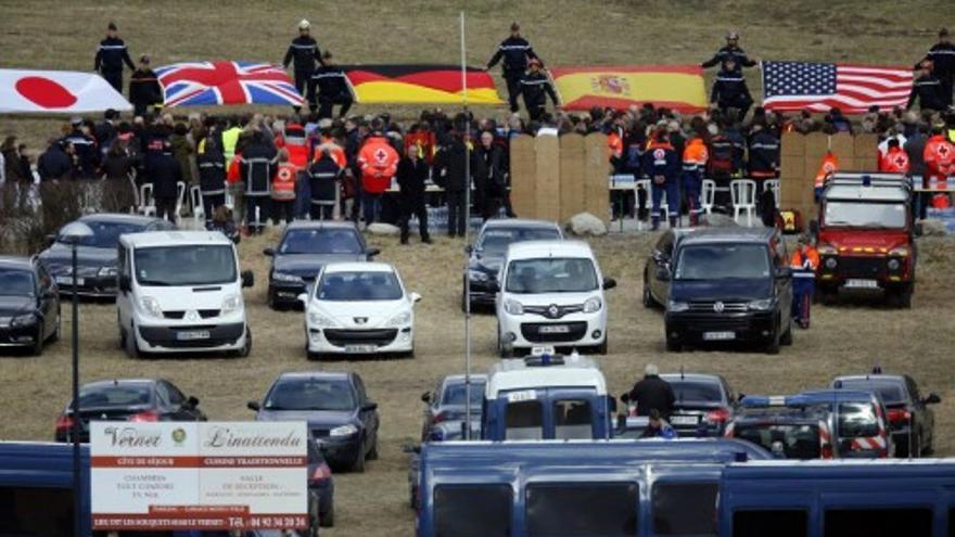 Recuerdo a los muertos en el accidente de los Alpes cerca del lugar del siniestro