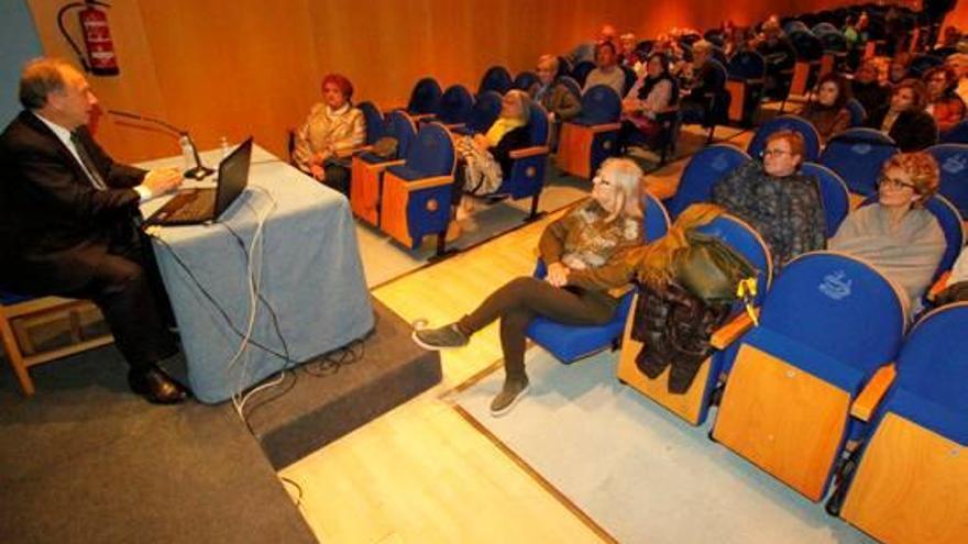 Pere Gascón i el públic assistent a la jornada.