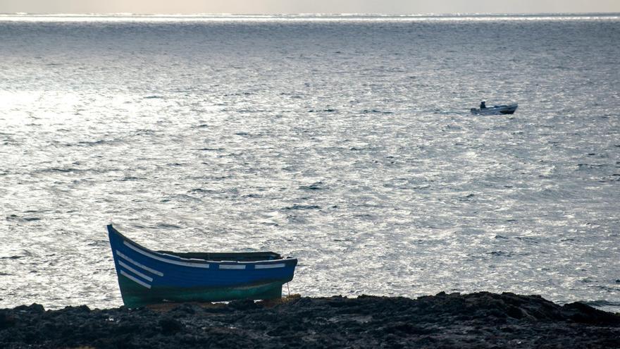 Una barca junto al Mediterráneo.