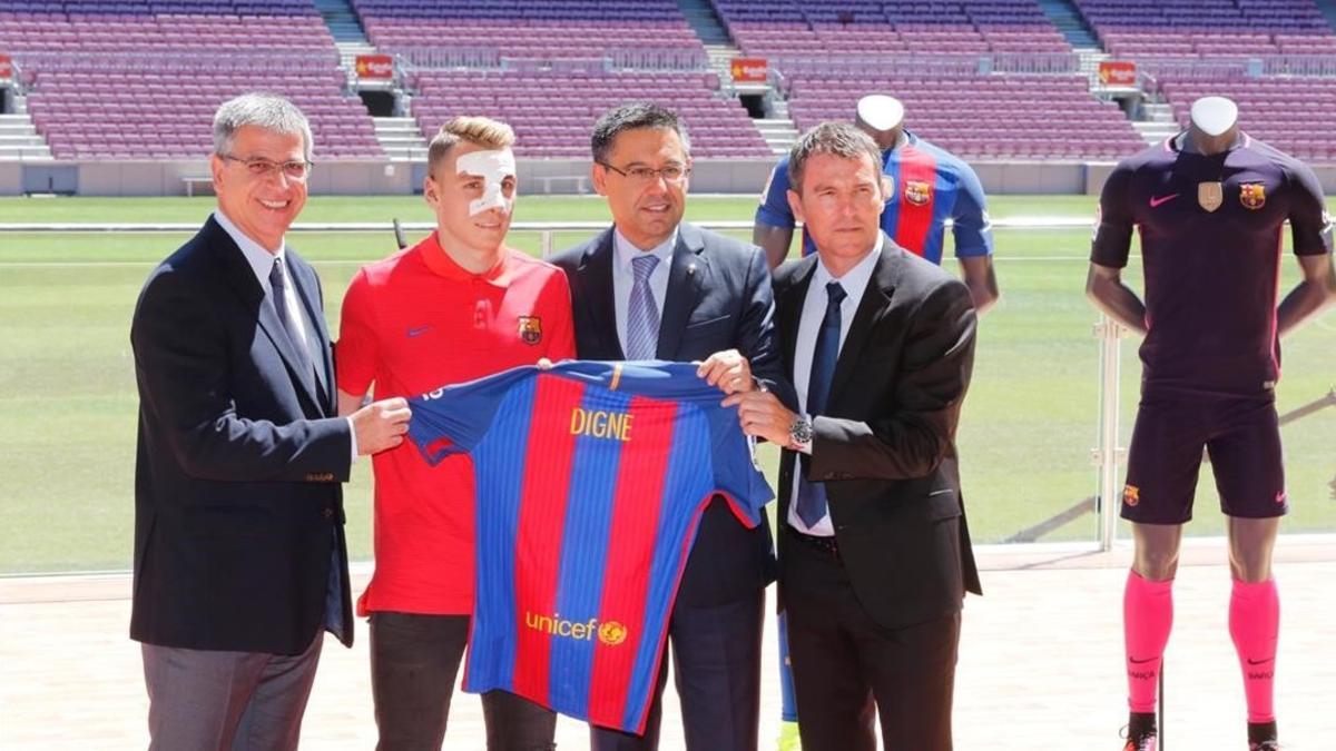 Mestre, Digne, Bartomeu y Robert, en la presentación del defensa francés en el Camp Nou.