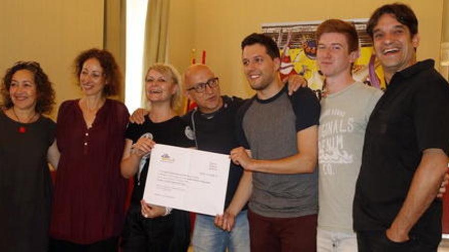 Membres de Teatre a la Fuga amb representants de La Mostra.