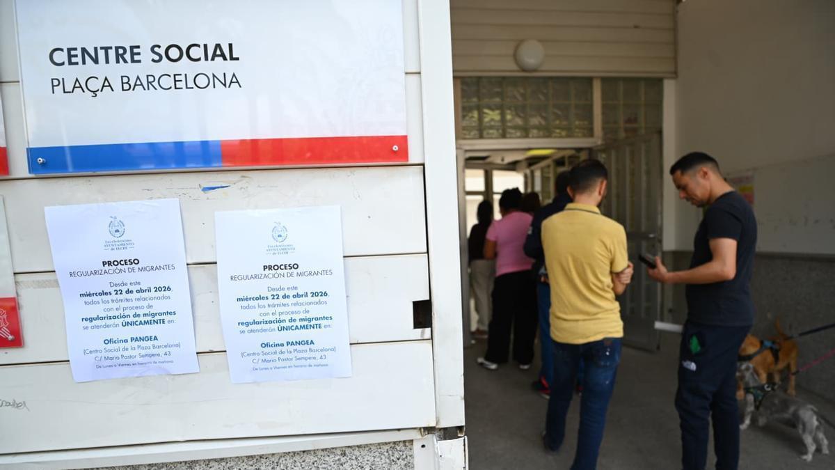 Largas colas en las OMAC de Elche en el inicio de la regularización extraordinaria de extranjeros