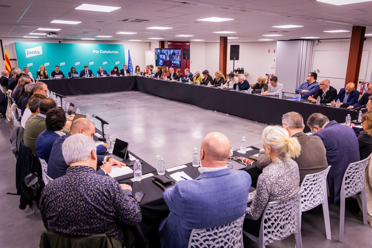 Reunión de la cúpula de Junts, en en el espacio Les 5 Éléments, a 27 de octubre de 2025, en Perpignan (Francia).Puigdemont ha reunido a la dirección de Junts para decidir si rompen con el PSOE, decisión que probablemente someterán a votación de la militancia. 27 OCTUBRE 2025 JuntsxCat 27/10/2025. CARLES PUIGDEMONT;JORDI TURULL;MIRIAM NOGUERAS;JuntsxCat;
