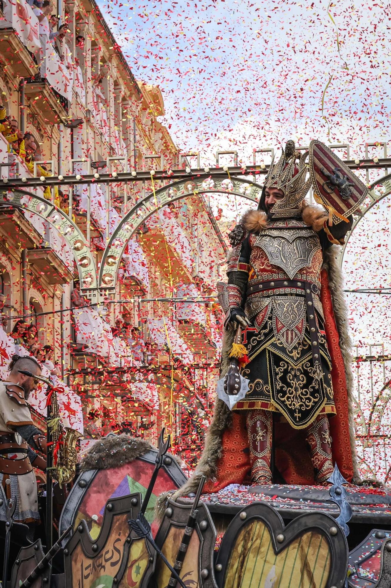 Alcoy se entrega al espectáculo de las tropas cristianas