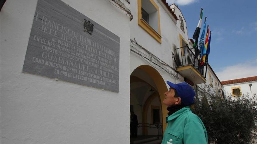 Guadiana del Caudillo no tendrá que quitar la placa de inauguración del municipio