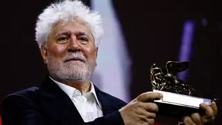 Almodóvar gana el León de Oro en el Festival de Venecia con 'La habitación de al lado'