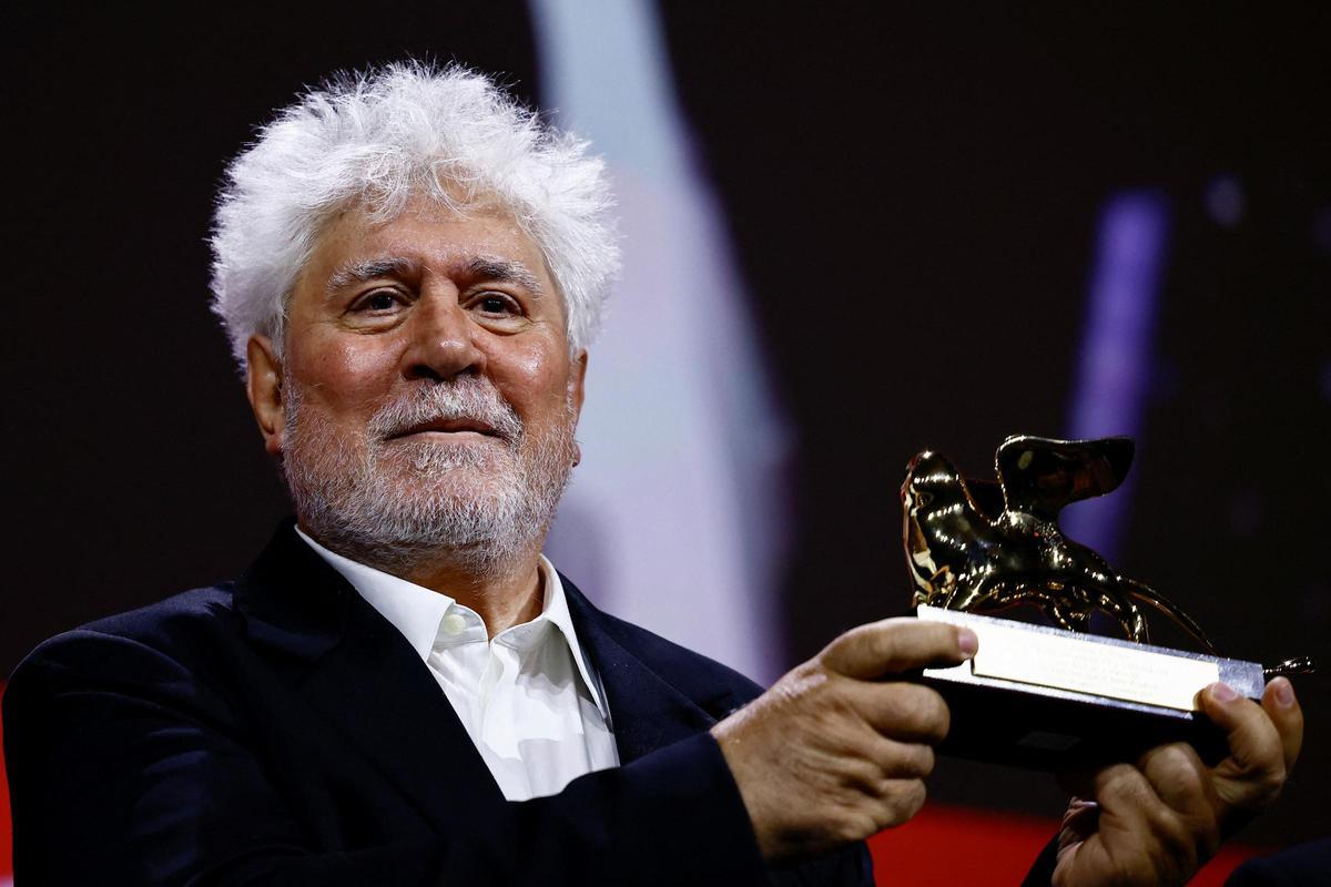 Pedro Almodóvar con el León de oro por La habitaciónde al lado