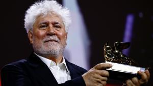 Pedro Almodóvar con el León de oro por La habitaciónde al lado