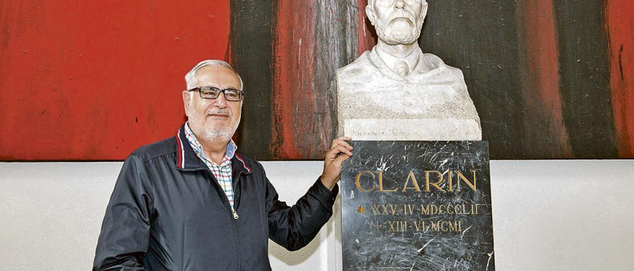 José Antonio Martínez, en la Facultad de Filosofía y Letras de la Universidad de Oviedo, junto a un busto de Clarín.