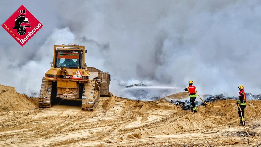 Más refuerzo de los bomberos para combatir el incendio en el vertedero de Xixona