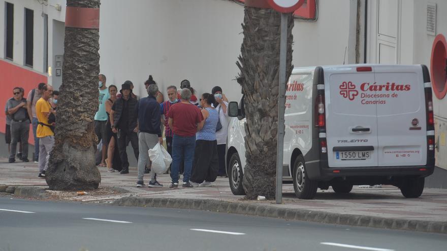 Colas de ciudadanos a las puertas de Cáritas en la capital grancanaria.