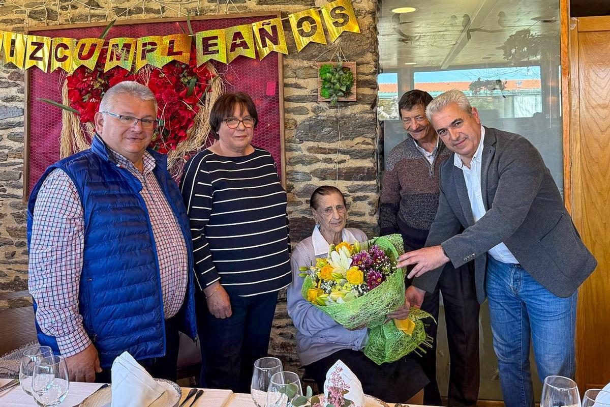 Gerardo Pintor, por la izquierda, con Consuelo, Dolores Ferro Seijo, su hijo Manuel y el alcalde, Manuel Taboada Vigo