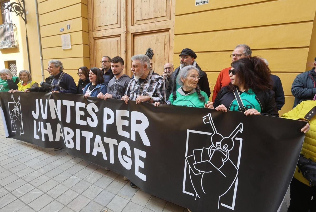 Protesta frente a la Cosnelelria de Vivienda a la que acudió Marga desde Elx.