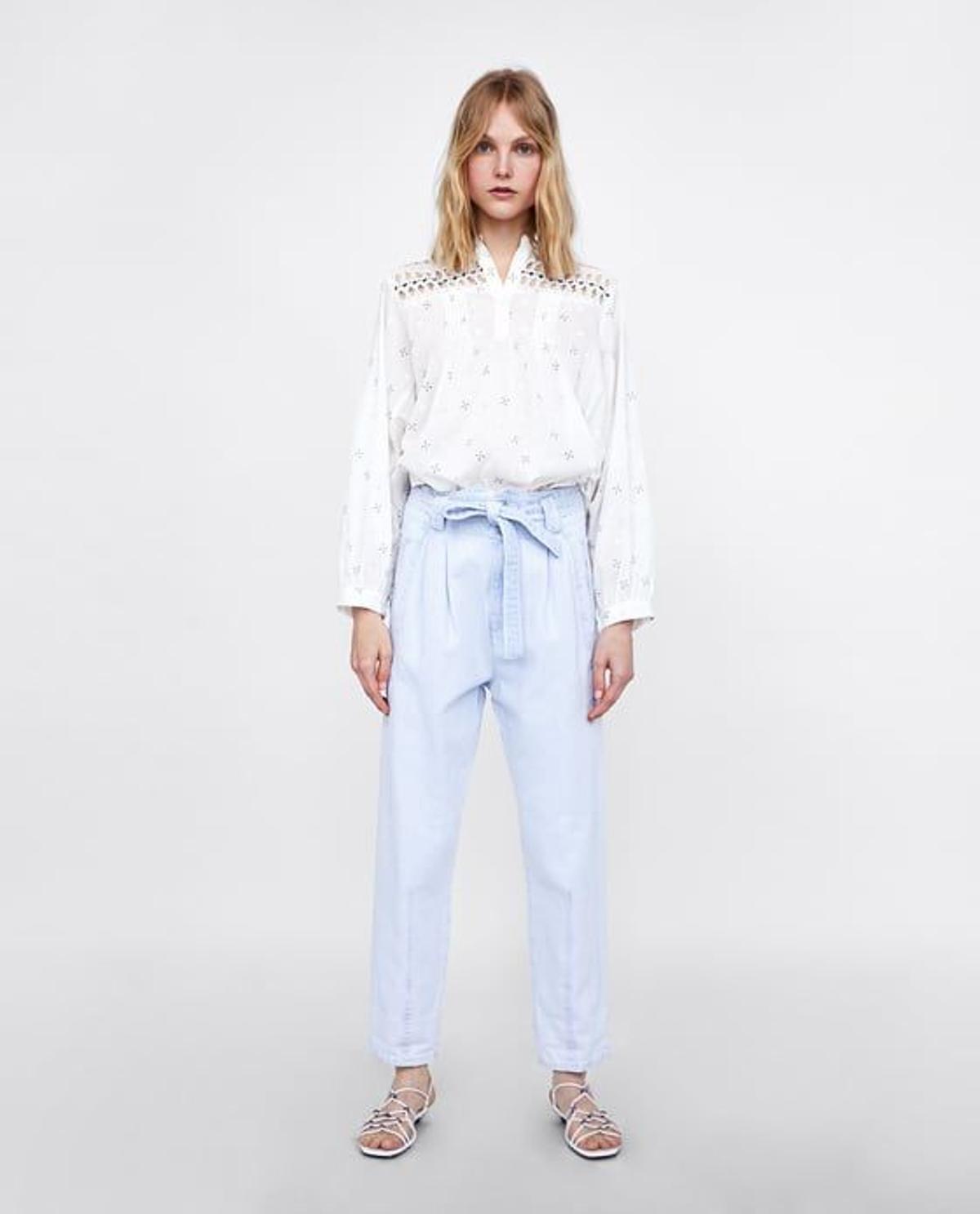 Pantalón de rayas con lazo de Zara (Precio: 22,95 euros)
