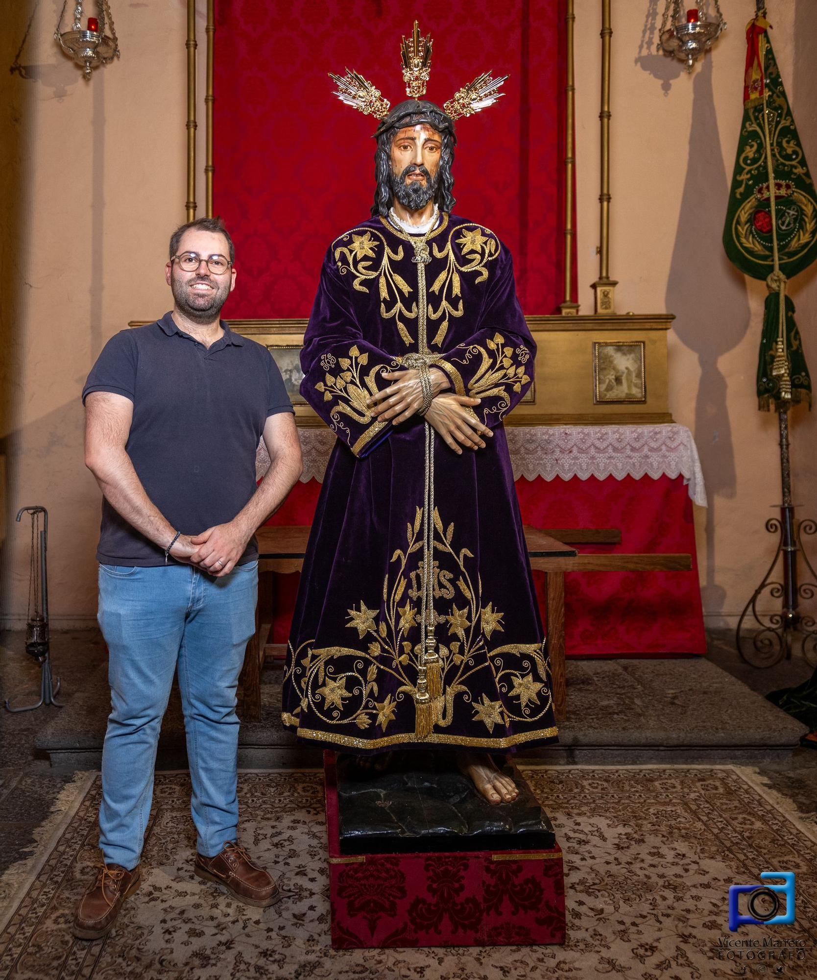 Omar Jesús Nelson Navarro junto al Cristo de la Salud con su nueva túnica.