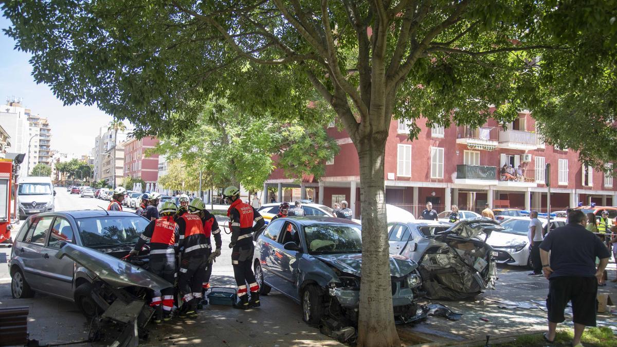 Los tres vehículos implicados en el accidente quedaron prácticamente destrozados.