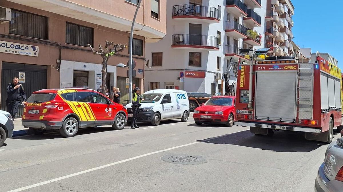 Dos dotaciones de bomberos, Policía Local y profesionales de una empresa especializada han acudido para liberar a una mujer tras permanecer atrapada en el ascensor una hora y media, a causa del apagón.os