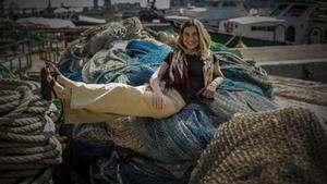 Ada Parellada, en el muelle de pescadores de la Barceloneta, que descubrió de la mano de su amiga escritora Ada Castells.