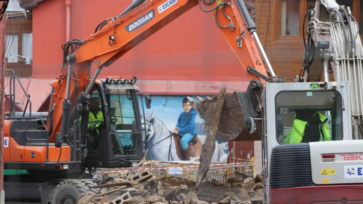 Las palas sacan escombro de la zona de la explosión.