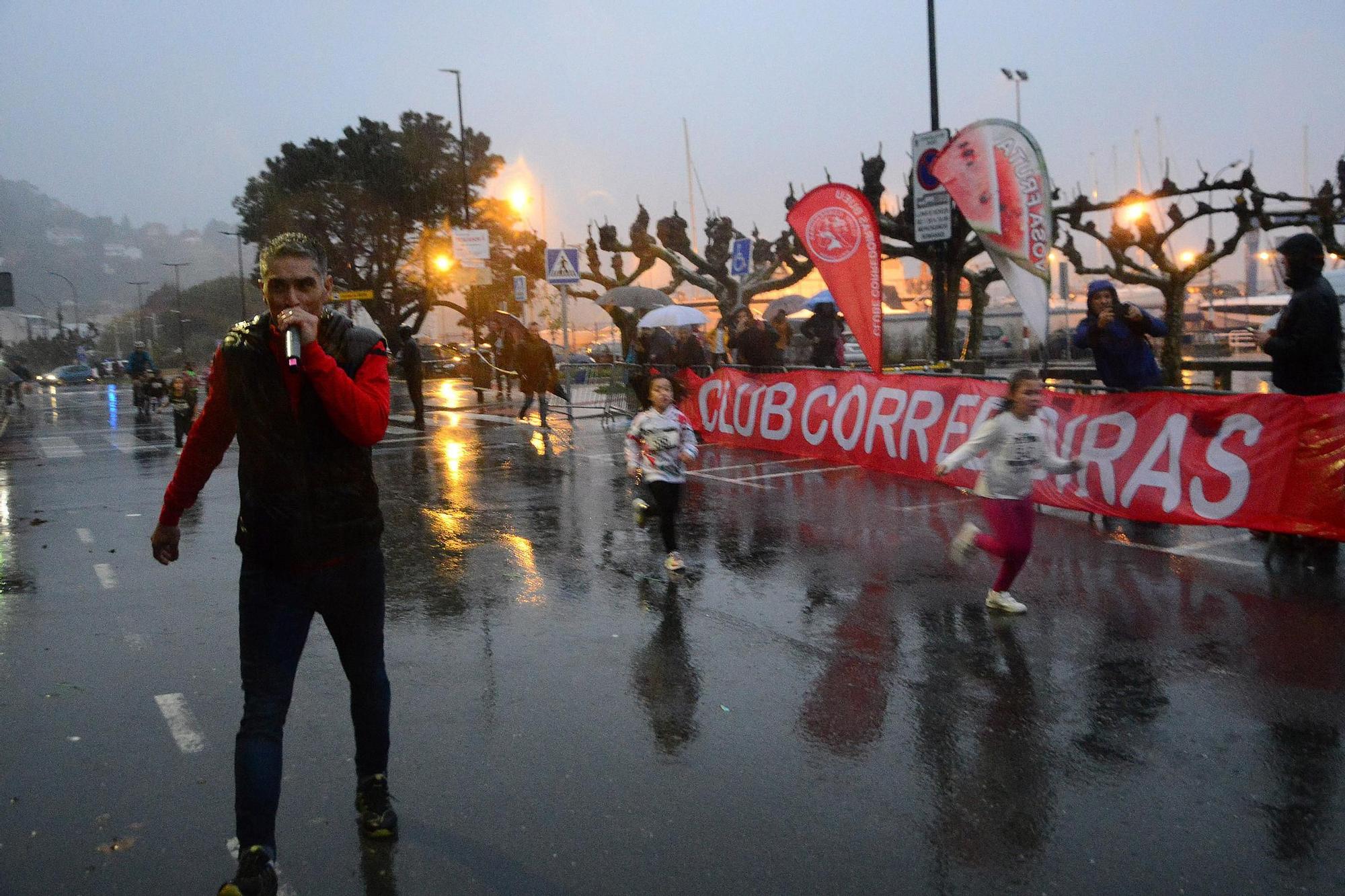 La XXVI Carreira San Martiño de Bueu, contra la lluvia y el viento