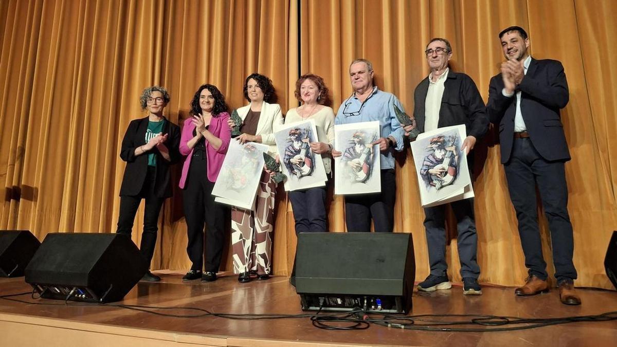 Los galardonados con la lámina de Joan Castejón y la escultura de Toni Ortolà