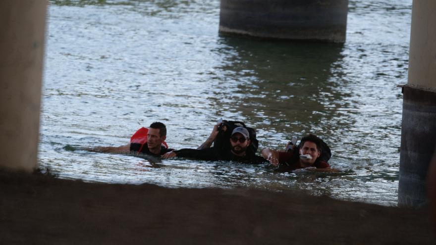 Descubren los cuerpos de al menos ocho migrantes en el río Bravo