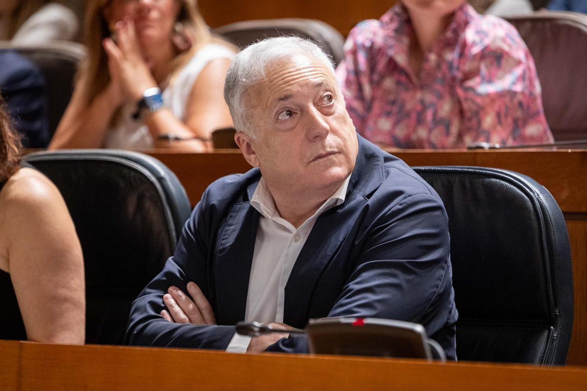 El consejero de Fomento, Octavio López, este viernes en el pleno de las Cortes.