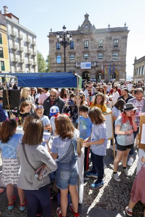 Mercadillo de cooperativas estudiantiles en la pla