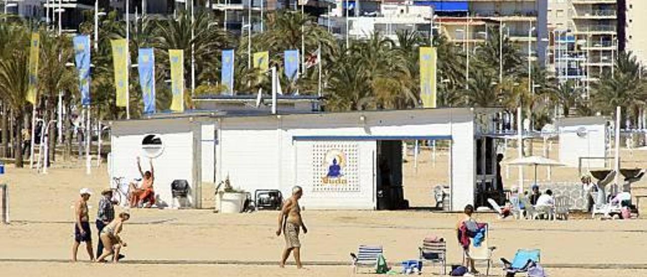 El PP vuelve a entregar los chiringuitos de la playa  sin recibir dinero a cambio