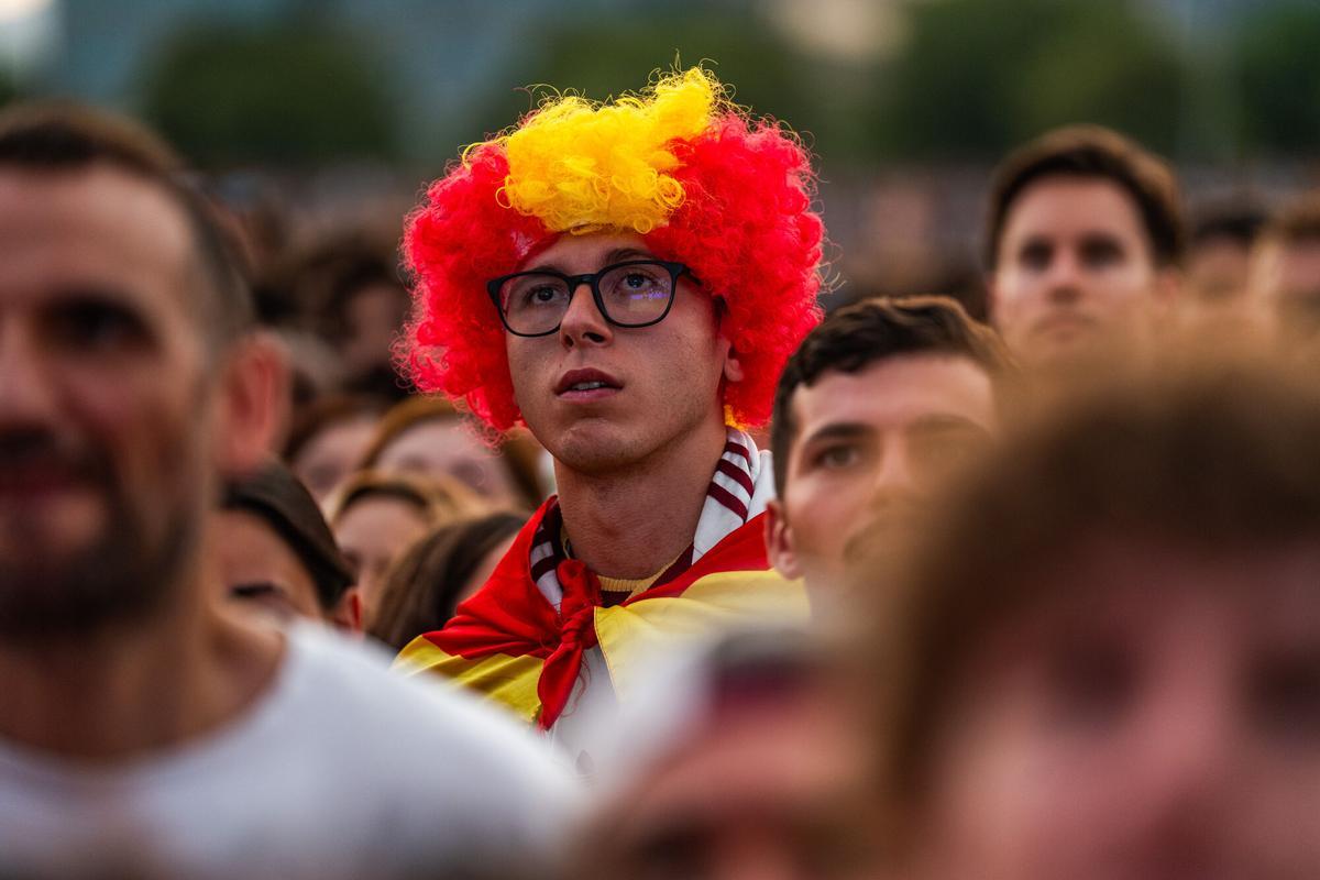 Aficionados de la selección española y de la selección argentina siguen la final del Mundial 2026 en la pantalla gigante situada en la Plataforma Marina del Fòrum
