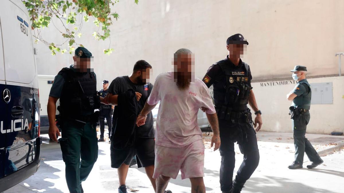 Dos de los detenidos en la redada.