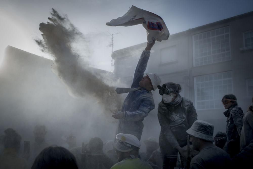 La localidad ourensana comienza cinco semanas de entroido con su tradicional batalla de harina.