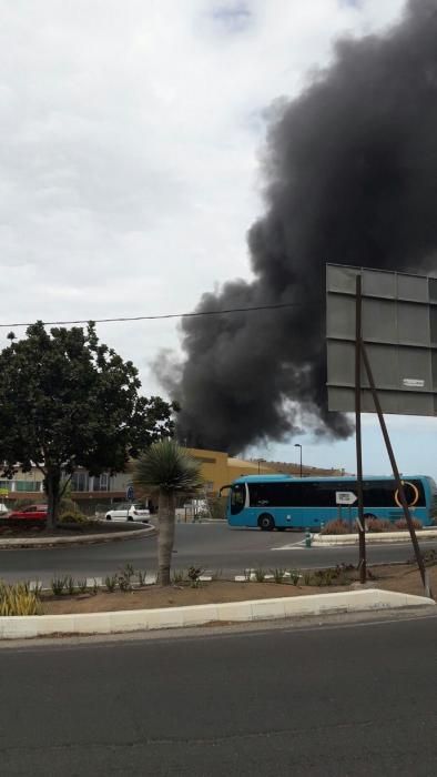 Incendio en un centro industrial de Cruz de La Gallina