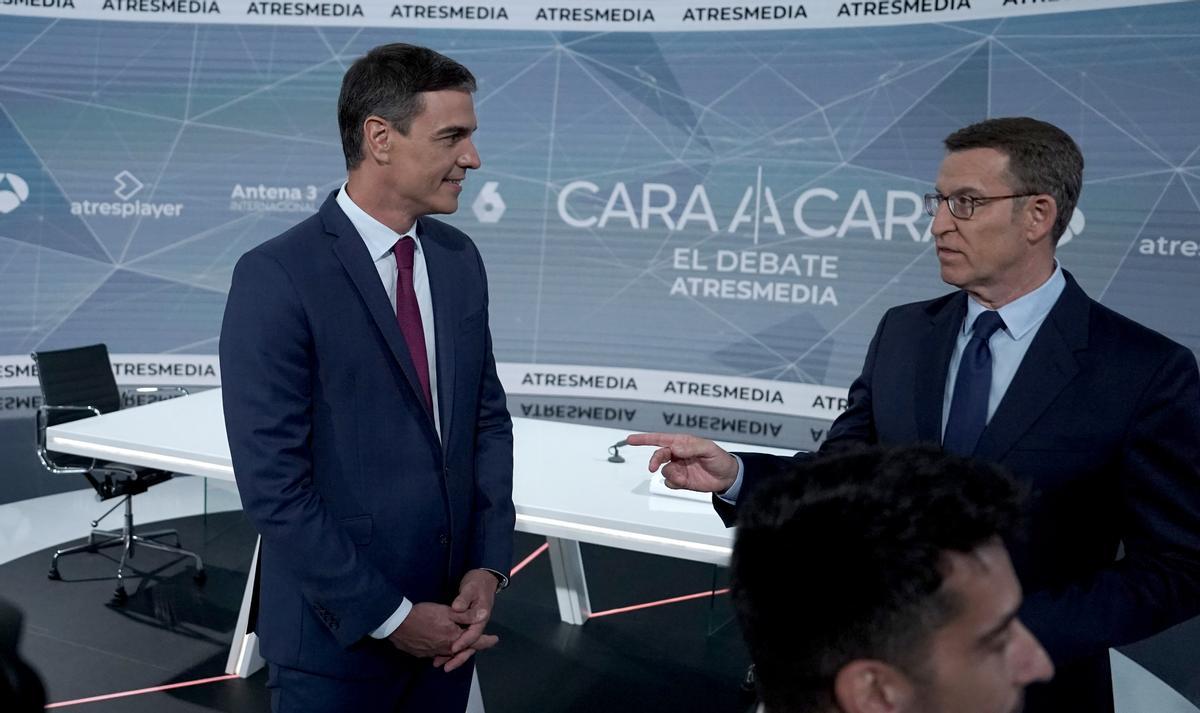 Pedro Sánchez y Alberto Núñez Feijóo, este lunes, minutos antes de empezar el debate de Atresmedia.