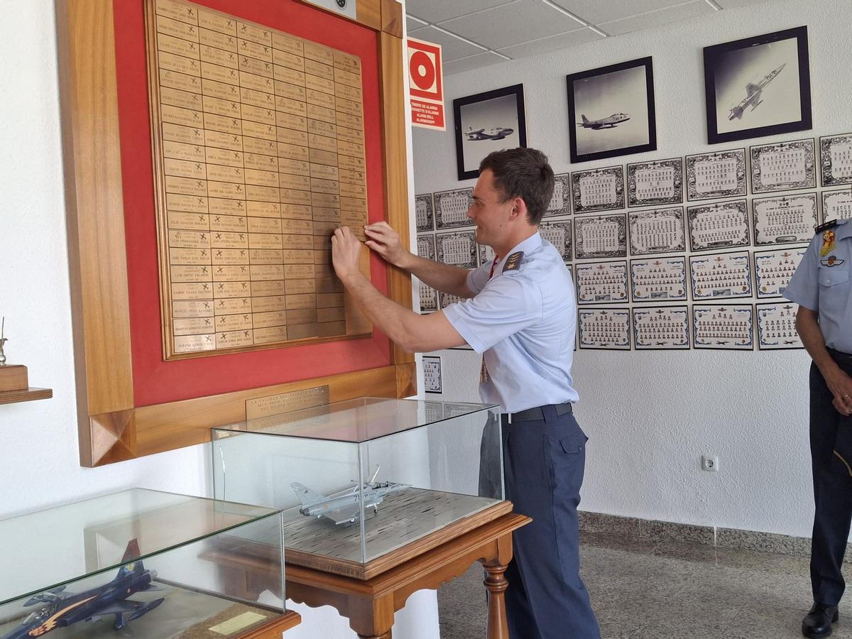 Daniel Fernando Correa coloca su placa de honor de los números uno de la Fase de Caza y Ataque del Ala 23.
