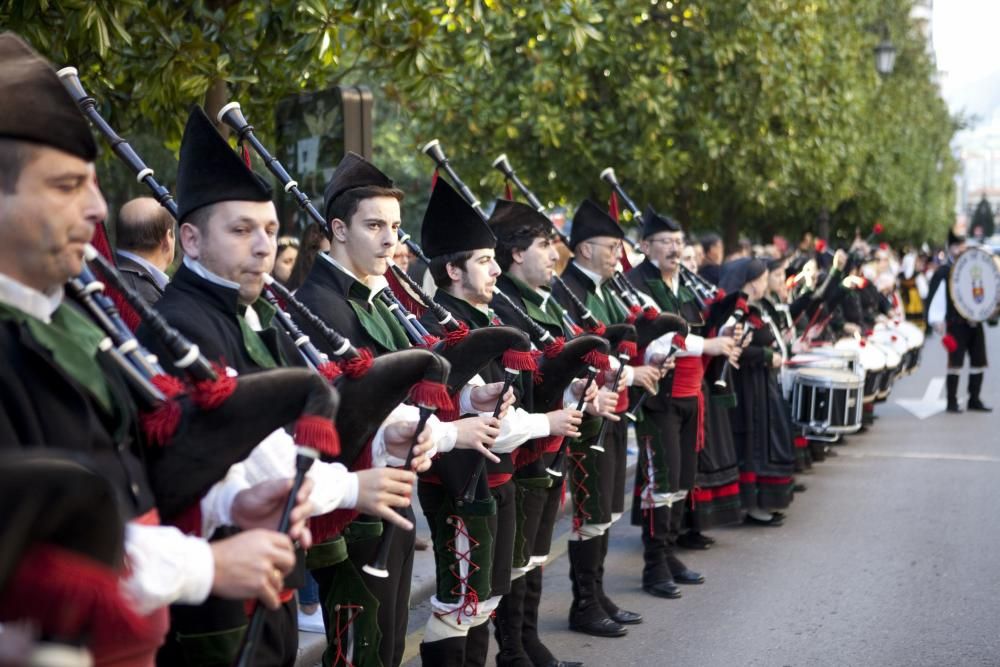 Ambiente en la calle durante la entrada a los premios y concentración antimonarquía