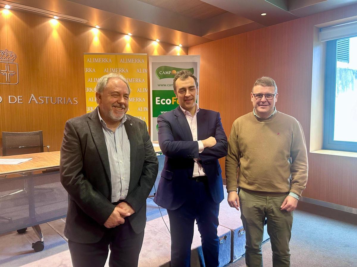 Javier García, Alejandro Fernández y Javier Fernández, en Oviedo, durante la firma.