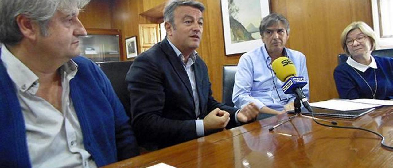 El alcalde y sus ediles junto al arquitecto Carlos Montesinos.