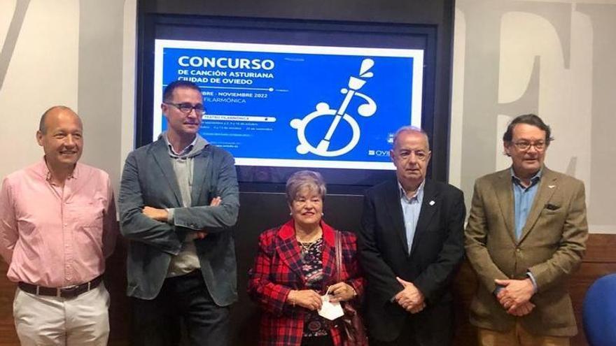 Presentación de la segunda edición del concurso de tonada. Por la izquierda: &quot;El Pravianu&quot;, Costillas, Chucha de Nembra, Pedro Rodríguez Cortés y Laude Martínez.