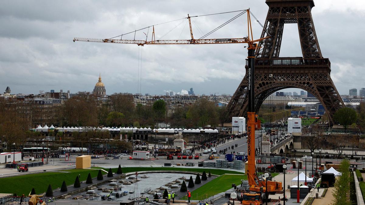 Trabajos de construcción de instalaciones olímpicas a los pies de la Torre Eiffel de París, el pasado 1 de abril.