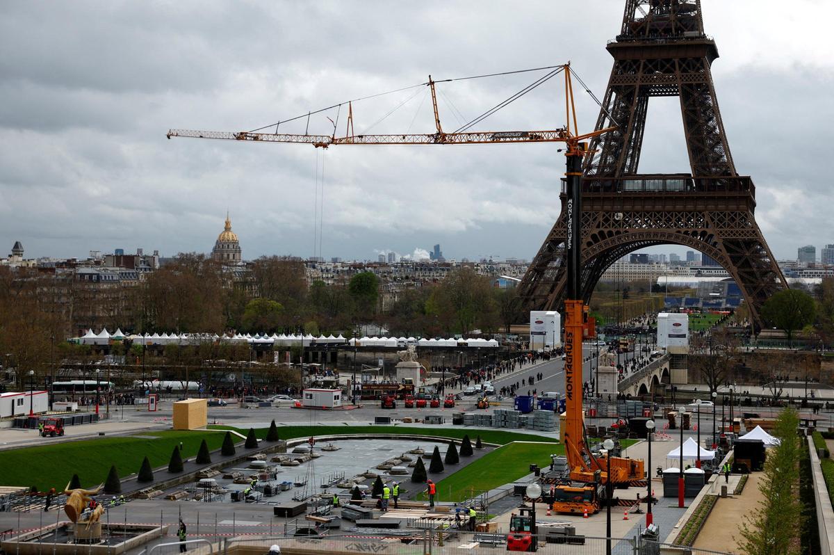 Trabajos de construcción de instalaciones olímpicas a los pies de la Torre Eiffel de París, el pasado 1 de abril.