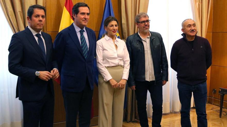 La ministra de Treball, Yolanda Díaz, amb els secretaris generals de CCOO i UGT, Unai Sordo i Pepe Álvarez, i els presidents de CEOE i Cepyme, Antonio Garamendi i Gerardo Cuerva.