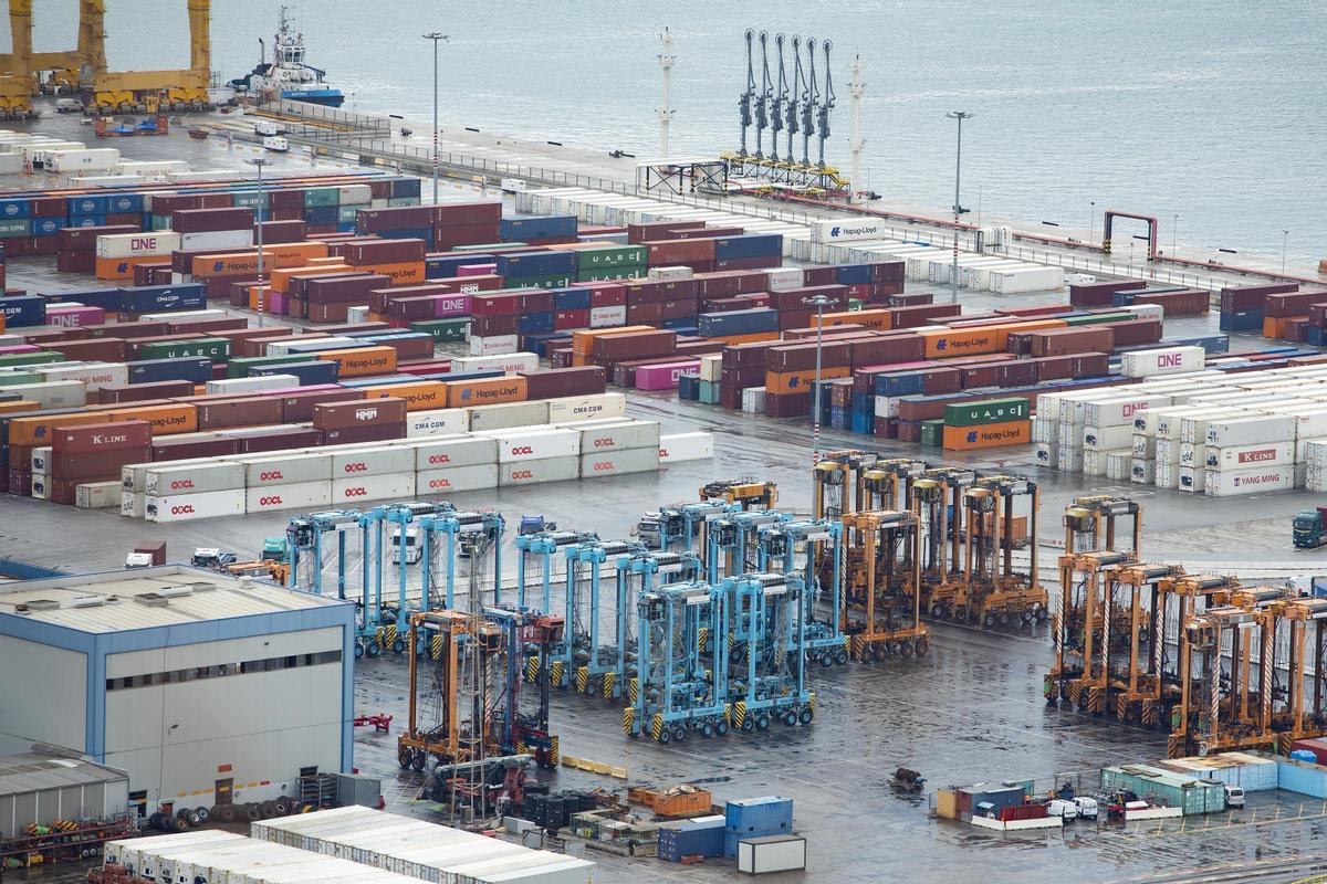 La terminal de carga y descarga de contenedores del puerto de Barcelona